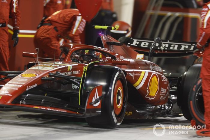 Carlos Sainz, Ferrari SF-24, sale de su box tras una parada