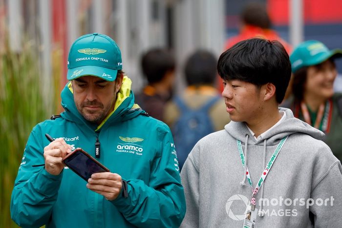 Fernando Alonso, Aston Martin F1 Team, llegando al paddock
