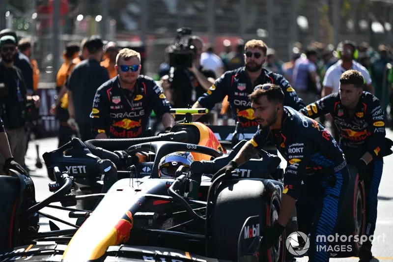 Sergio Perez, Red Bull Racing RB20, sur la grille de départ 