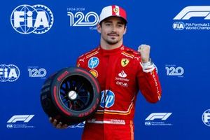 El hombre de la pole, Charles Leclerc, Scuderia Ferrari, con su premio Pirelli Pole Position.