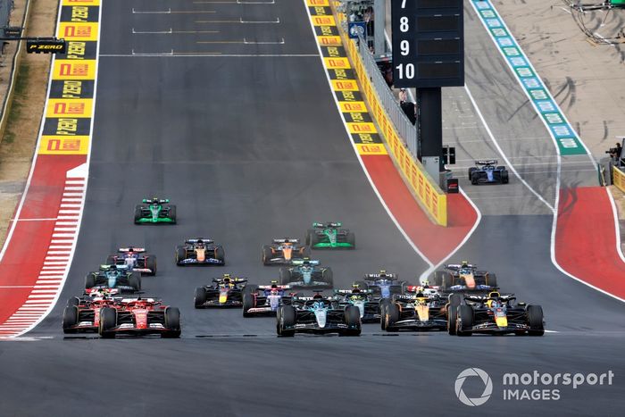 Max Verstappen, Red Bull Racing RB20, George Russell, Mercedes F1 W15, Charles Leclerc, Ferrari SF-24, Lando Norris, McLaren MCL38, Carlos Sainz, Ferrari SF-24, el resto de la parrilla al inicio de la carrera Sprint.