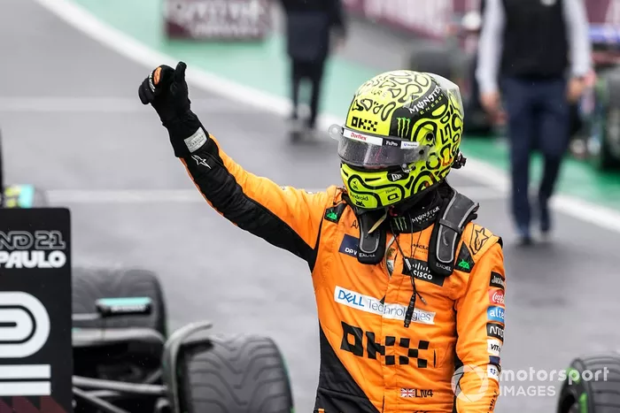 El hombre de la pole Lando Norris, McLaren F1 Team, llega al Parc Ferme