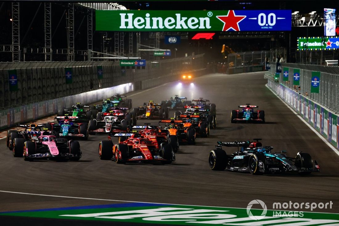 George Russell, Mercedes F1 W15, Carlos Sainz, Ferrari SF-24, Pierre Gasly, Alpine A524, na starcie wyścigu