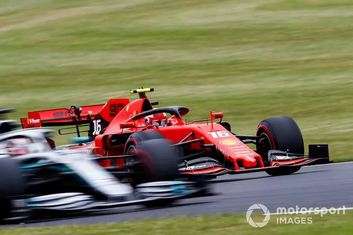 Charles Leclerc, Ferrari SF90, pasa a Lewis Hamilton, Mercedes AMG F1 W10