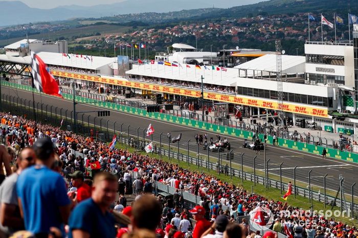 Ganador de la pole Max Verstappen, Red Bull Racing RB15, Valtteri Bottas, Mercedes AMG W10, y Lewis Hamilton, Mercedes AMG F1 W10