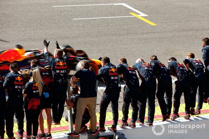 Max Verstappen, Red Bull Racing RB18, 1ª posición, cruza la línea de meta por la victoria al final de la carrera