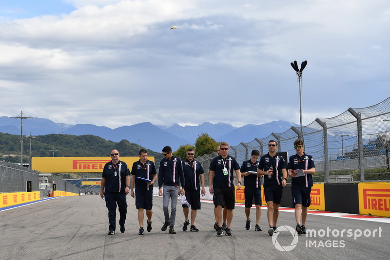 Esteban Ocon, Racing Point Force India F1 Team parcourt la piste à pied