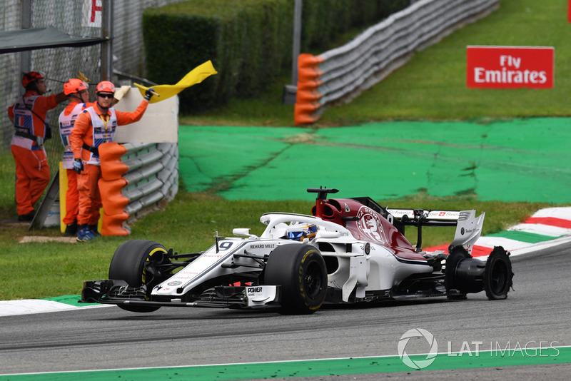 Marcus Ericsson, Alfa Romeo Sauber C37 with rear puncture and damage on lap one
