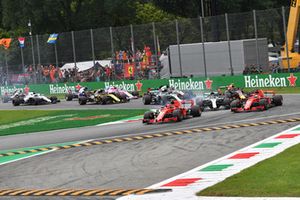 Kimi Raikkonen, Ferrari SF71H lidera Sebastian Vettel, Ferrari SF71H y Lewis Hamilton, Mercedes AMG F1 W09 al comienzo de la carrera