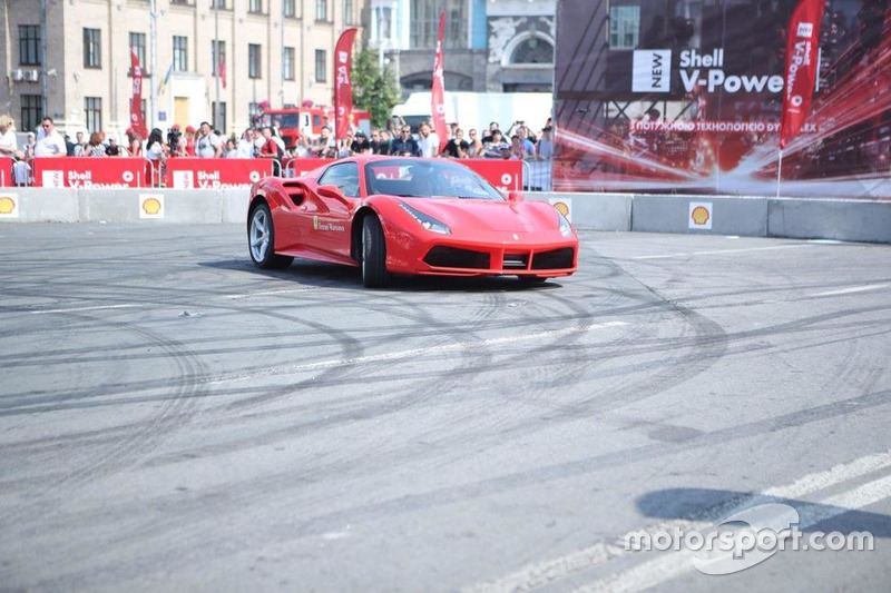 Марк Жене за кермом Ferrari
