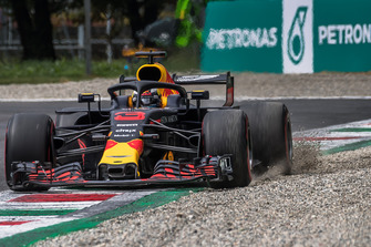 Daniel Ricciardo, Red Bull Racing RB14 kicks up the gravel