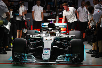 Lewis Hamilton, Mercedes AMG F1 W09 EQ Power+, lascia il garage