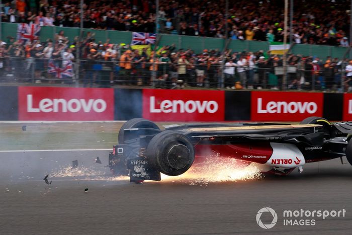 Zhou Guanyu, Alfa Romeo C42 se estrella en la arrancada