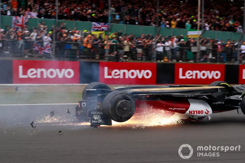 Zhou Guanyu, Alfa Romeo C42 crashes at start of race