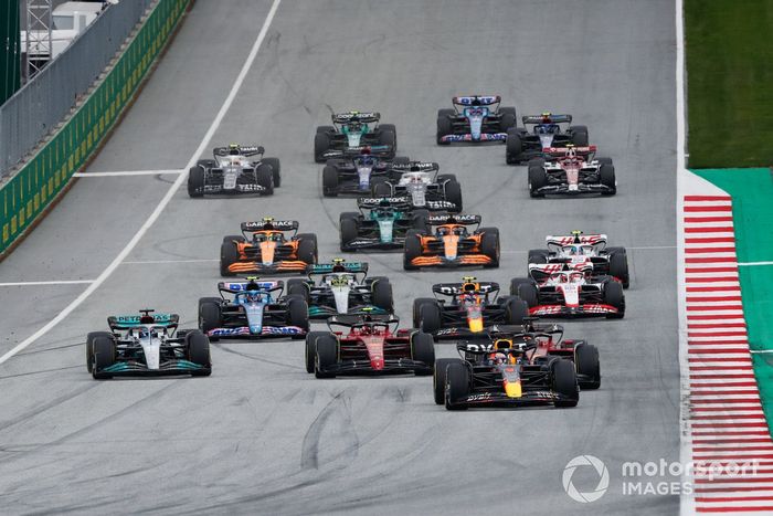 Max Verstappen, Red Bull Racing RB18, Charles Leclerc, Ferrari F1-75, Carlos Sainz, Ferrari F1-75, George Russell, Mercedes W13, el resto en la salida