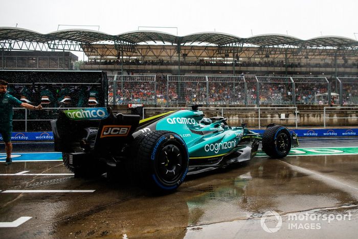 Lance Stroll, Aston Martin AMR22, sale del garaje