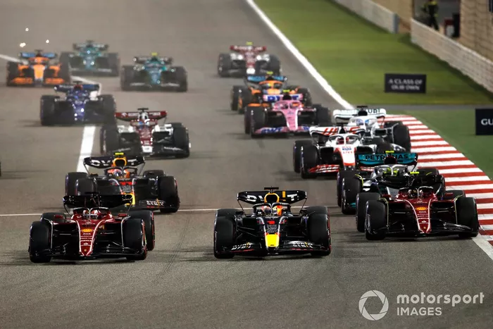 Arrancada Charles Leclerc, Ferrari F1-75, Max Verstappen, Red Bull Racing RB18, Carlos Sainz Jr., Ferrari F1-75, Lewis Hamilton, Mercedes W13, Sergio Pérez, Red Bull Racing RB18