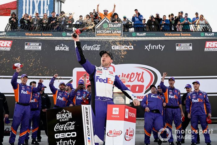 Ganador Denny Hamlin, Joe Gibbs Racing, FedEx Express Toyota Camry