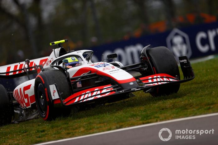 Mick Schumacher, Haas VF-22, sobre la hierba