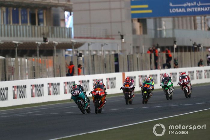 Ganador Pedro Acosta, Red Bull KTM Ajo cruza la meta