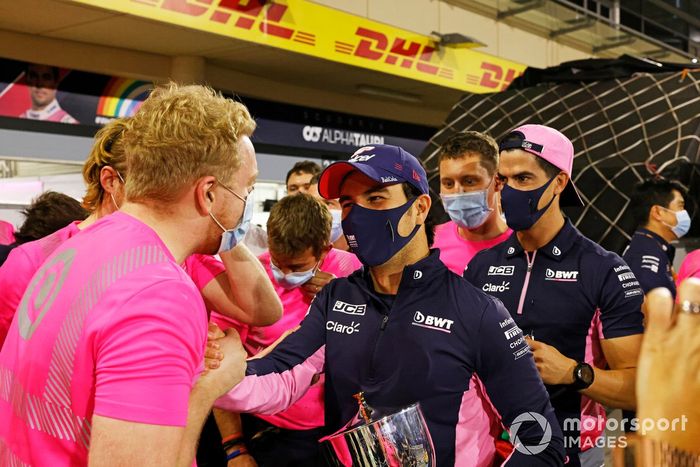 Ganador Sergio Pérez, Racing Point celebra con el equipo