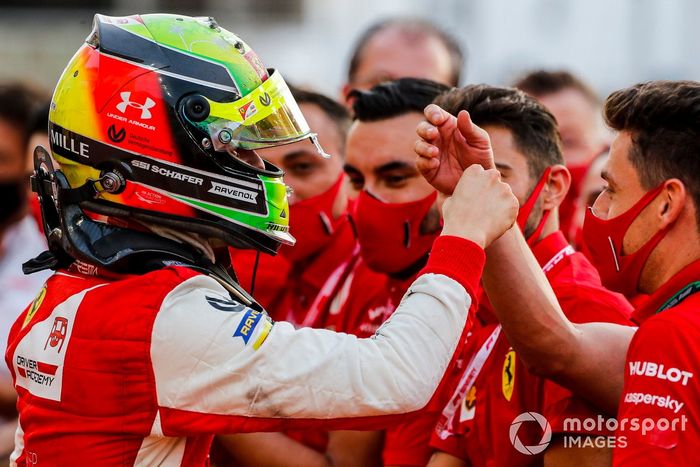 El campeón de F2 Mick Schumacher, Prema Racing celebra en Parc Ferme 