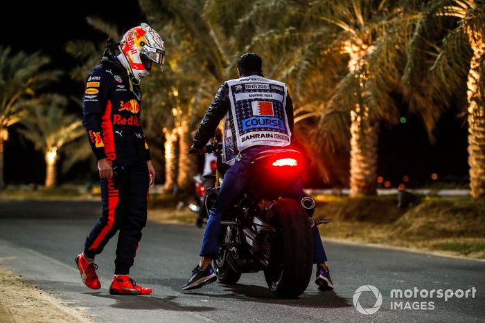 Max Verstappen, Red Bull Racing, se sube a una moto después de retirarse