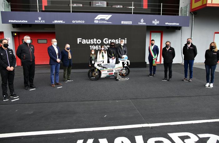 Se guarda un minuto de silencio en honor del fallecido Fausto Gresini
