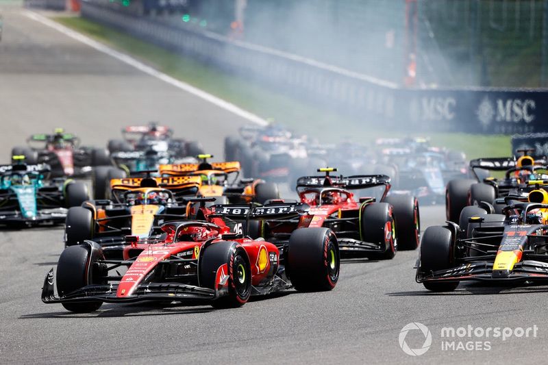 Charles Leclerc, Ferrari SF-23, Sergio Pérez, Red Bull Racing RB19, Carlos Sainz, Ferrari SF-23, Oscar Piastri, McLaren MCL60, el resto de la parrilla en la salida.