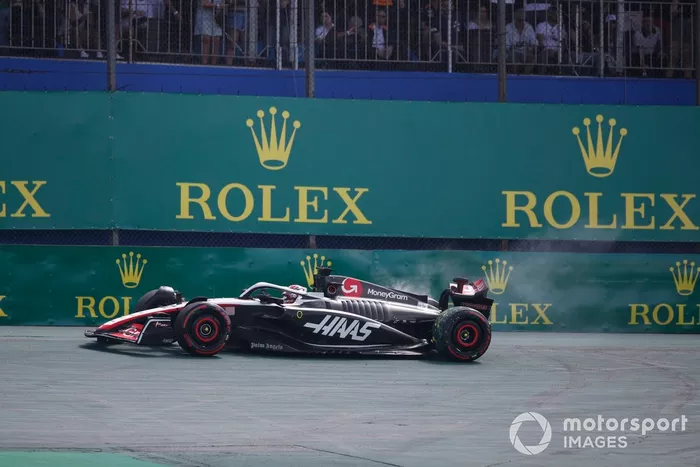 Kevin Magnussen, Haas VF-23, se cae al inicio de la carrera