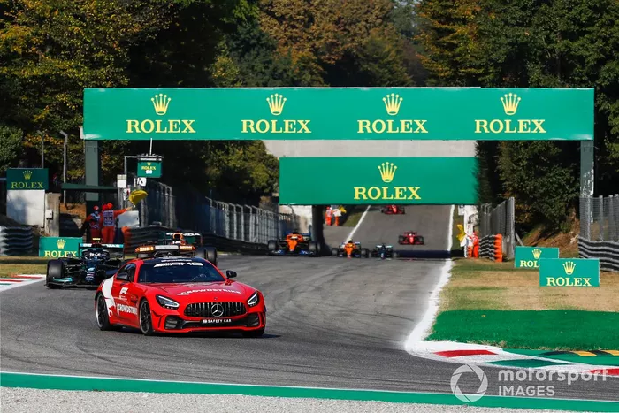 El Safety Car al frente de Valtteri Bottas, Mercedes W12, y Max Verstappen, Red Bull Racing RB16B