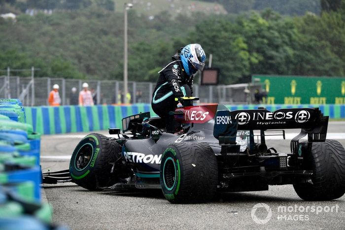 Valtteri Bottas, Mercedes W12, se baja de su coche dañado tras chocar en la salida