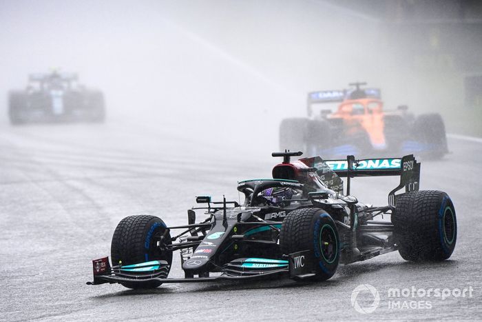 Lewis Hamilton, Mercedes W12, Daniel Ricciardo, McLaren MCL35M