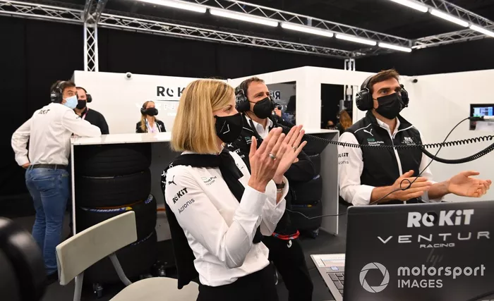 Susie Wolff, jefa de equipo de Venturi Racing, aplaude en el garaje