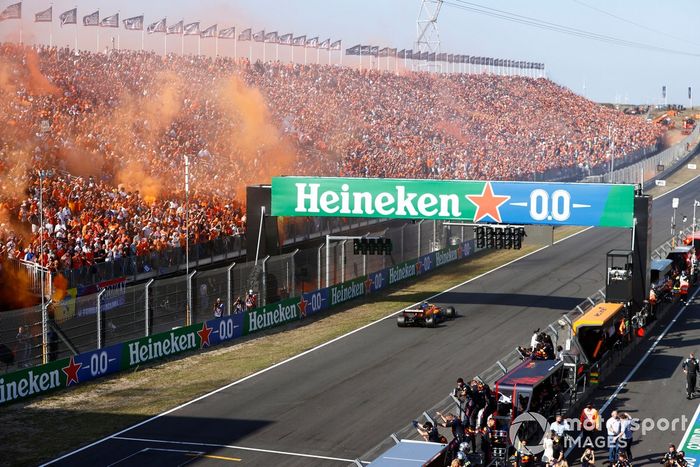 Ganador Max Verstappen, Red Bull Racing RB16B