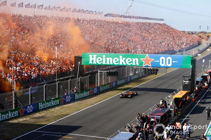 Ganador Max Verstappen, Red Bull Racing RB16B