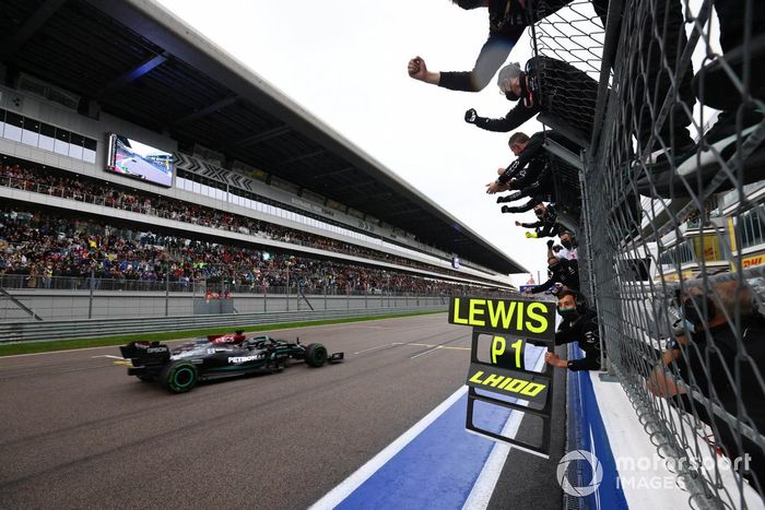 Lewis Hamilton, Mercedes W12, 1ª posición, se lleva la victoria para alegría de su equipo en el muro de boxes