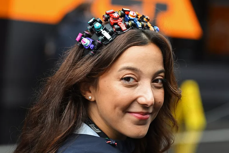 Un fan porte un bandeau fait de voitures de F1 LEGO.