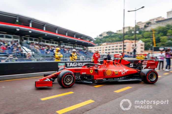 Sebastian Vettel, Ferrari SF90, lascia il garage