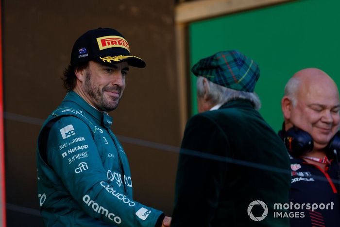 Fernando Alonso, Aston Martin F1 Team, 3ª posición, en el podio con Sir Jackie Stewart