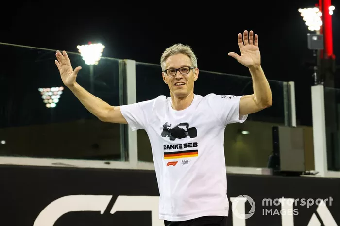 Sebastian Vettel, Aston Martin, es acompañado en una carrera alrededor del circuito por Mike Krack, director del equipo Aston Martin F1, como parte de su despedida en su último Gran Premio