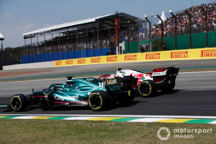 Lance Stroll, Aston Martin AMR21 , lucha con Antonio Giovinazzi, Alfa Romeo Racing C41
