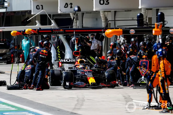 Max Verstappen, Red Bull Racing RB16B, hace una parada en boxes