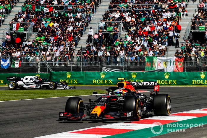 Sergio Pérez, Red Bull Racing RB16B, Pierre Gasly, AlphaTauri AT02
