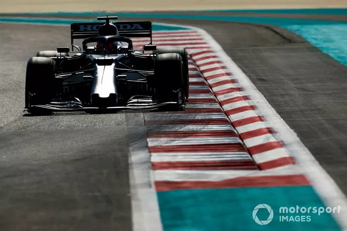 Pierre Gasly, AlphaTauri AT01 adaptado (muleto) con los Pirelli de 18 pulgadas 
