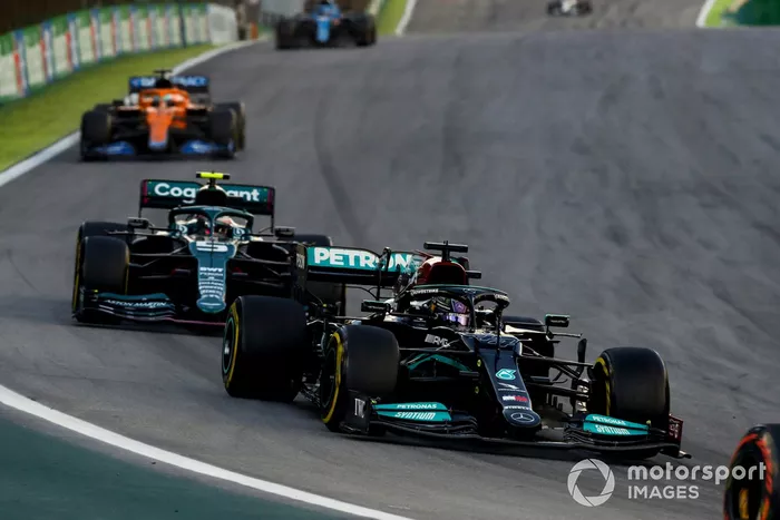 Lewis Hamilton, Mercedes W12, Sebastian Vettel, Aston Martin AMR21, y Daniel Ricciardo, McLaren MCL35M