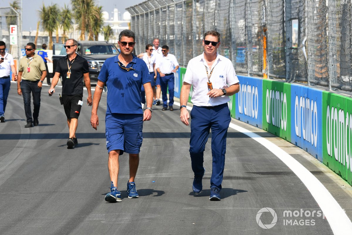 Michael Masi, director de carrera de la F1, recorre el circuito de Yeda con un compañero de la FIA