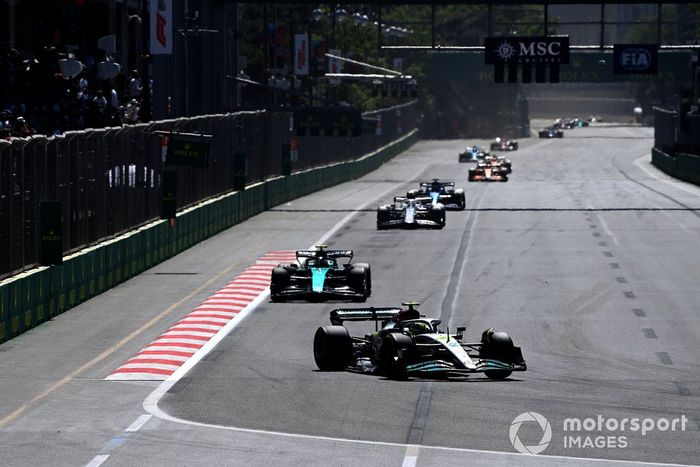 Lewis Hamilton, Mercedes W13, Sebastian Vettel, Aston Martin AMR22