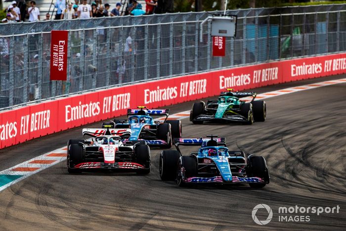 Fernando Alonso, Alpine A522, Mick Schumacher, Haas VF-22, Esteban Ocon, Alpine A522