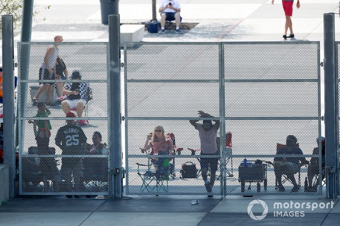 Fans a la entrada del circuito